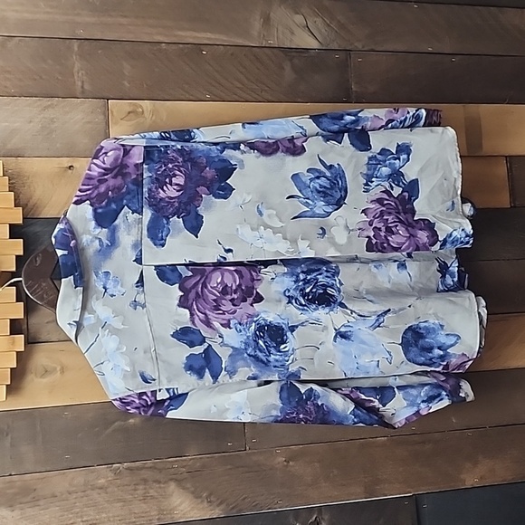 Chicos floral shirt, size 2 - Picture 6 of 6